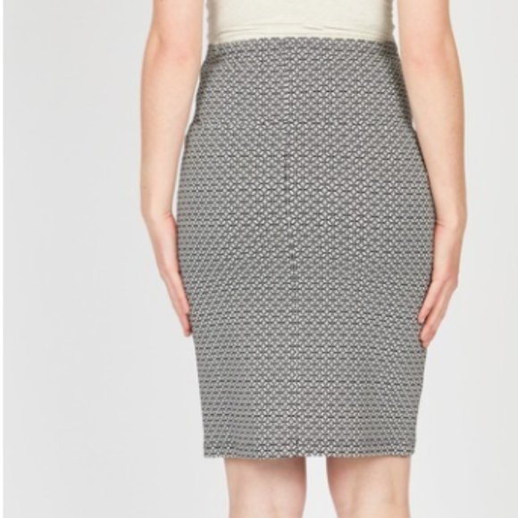 Noir Maternity Geometric Print Skirt - Picture 3 of 6